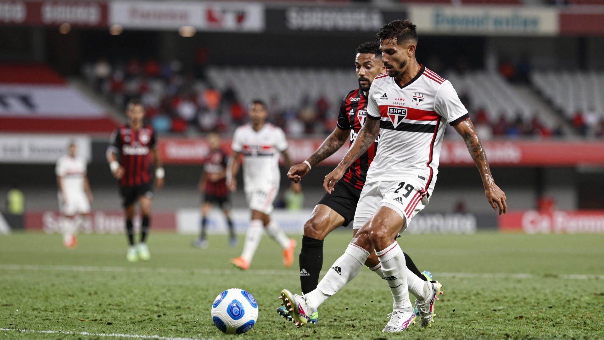 Athletico-PR vira sobre o São Paulo e sobe para a terceira posição do Brasileirão